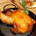 どさんこシェフ イタリアンダイニング - 一羽丸ごとハーブチキンのからあげ  華やかなラスボス登場！頼めばキレイにきり分けてくれます。特に胸肉がハムのようなしっとり食感でこれはお店ならでは  けっこうお腹も膨れてますが軽く胃袋に収まります