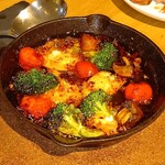 どさんこシェフ イタリアンダイニング - チーズと野菜のアヒージョ ガーリックトーストと一緒にオイルを残さずいただきました