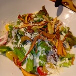 どさんこシェフ イタリアンダイニング - シェフの気まぐれサラダ ゴボウチップの食感が楽しくて次の料理への期待が高まります