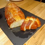 どさんこシェフ イタリアンダイニング - バゲット丸ごとガーリックトースト 過去イチ美味いガーリックトーストだと思いました 単体でも抜群の美味さですがアヒージョにつけても最高です 