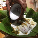 ケララキッチン - ココナッツミルクをドバー