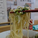 地鶏ラーメン ありがとう - ネギがバツグンのアクセント