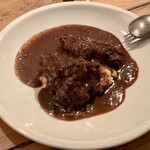 カルネヴァーレ - 牛スネ肉の赤ワイン煮。