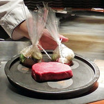 鉄板焼 濠 - 特選黒毛和牛フィレ、旬の野菜カルタ･ファタ包み(調理前)