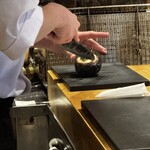 温石 - 蕪をここまで　焦げ焦げに焼きます。