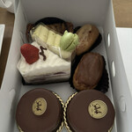 ロータス M - 料理写真:ロータスM、ショートケーキ、2種エクレア、ピスタチオのケーキ、タルト