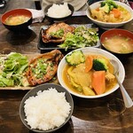 焼酎 創作鉄板焼 一期一会 - 日替わりランチ スープカレーと豚肉のソテー1,000円(コーヒーセルフサービス、この日はスープカレーとお味噌汁がおかわり無料)