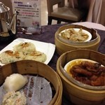 寒軒美饌會館 - 海鮮煎餅（エビ焼きまん）、鼓汁蒸鳳爪(鶏足の黒豆ソース蒸し、燒賣（シュウマイ）、 鮮竹巻（シンチョッグン）など。