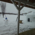 ゼルコーバ - 冬は外にかまくらと雪だるま