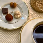 SALONE TOKYO - 【食後のカフェ】　コーヒー。　次の4種類から選べます。　　　（エスプレッソ・コーヒー・紅茶・ハーブティー）