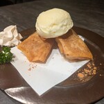 しなもん堂 - デザートのシナモンアップルの春巻き揚げバニラアイスのせ