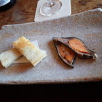 徳山鮓 - 鮒すし・焼いたものが右側・パンに入れたものが左側。