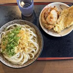 こがね製麺所 - かけうどん冷と天ぷら２個（400円）