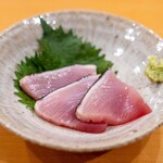 鮨 いとう - 2026.1 皮目を炭火で焼いた地物メジ 本わさび 醤油