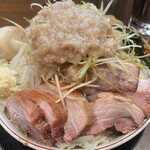 豚山 横浜西口店 - ・大ぶた(チャーシュー5枚) ・辛ニラ ・白髪ネギ ・味玉