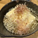 国民酒場 じぃえんとるまん - だし豆腐300円、もっと熱々だとさらによい