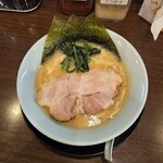 横浜家系ラーメン 丸岡商店 - 料理写真:
