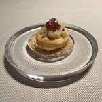 ラッフィナート - アミューズ的な北海道産 ホタテ貝のトルタ。泡が進みます(♡´▽`♡)