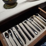 ラッフィナート - 引き出しに入ったカトラリー一式。