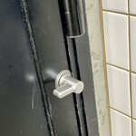 うさぎや - 動物園内の多目的トイレの内鍵が兎に角渋い、汗