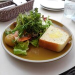 アマルフィイ デラセーラ - サラダ、フォカッチャ