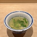 鮨 はしもと - 魚のアラと貝紐出汁のスープ
      琵琶湖の氷魚（鮎の幼魚）