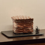 鮨 はしもと - 内観
      焼き物の事を聞き忘れました(^^;;