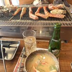 浜焼き白浜家 - 焼いてる風景