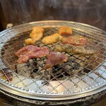 炭火焼肉 やまもと - 焼いています