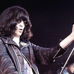 珈琲貴族 - Joey Ramone (身長 198cm) は49歳でおっ死んだ。
                                雄♂の寿命なんてもんは其のくらいが丁度イイんだよ。