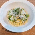 dining Pono - 福良港の釜揚げしらすのオイルパスタ
      くたくたブロッコリー・聖護院大根・からすみ
