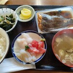丸清食堂 - 日替わりランチ　850円　本日はカレイの煮付けかたらフライ。