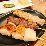 ワインとやきとり - 料理長のおすすめ四本串セット① モモ、はつ、せせり