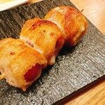 ワインとやきとり - 料理長のおすすめ四本串セット②豚バラトマト巻き