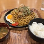 亜麻仁珈琲 高畑店 - 鉄板焼きそば大盛り＋定食♪ 満腹過ぎた…