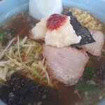 ラーメンショップ - ニンニク　辣椒醤　黒胡椒のせ