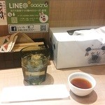 ガガナ ラーメン - お茶のサービス、ティッシュは鼻セレブ