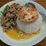 ガイ パッ バイ ガパオ ラーカオ（￥930）