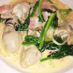 オオミヤコーヒーロースターズ - カキとほうれん草とベーコンのクリームソース　１３００円♪