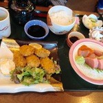 魚梅 - 牡蠣フライ定食、千円、牡蠣フライ五個、刺身三品、ご飯、みそ汁、漬け物、デザート