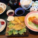 魚梅 - 定食千円、刺身三品、ミックスフライ、小鉢、茶碗蒸し、ご飯、みそ汁、漬け物、デザート