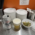 餃子の肉太郎 - 缶ビール  惣菜小鉢