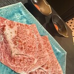 焼肉うしふじ 西新宿本店 - 厳選大判肉の焼きすき～真っ赤卵～