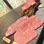 焼肉うしふじ 西新宿本店 - 厳選タン、厳選ハラミ、厳選赤身肉（ラムシン）