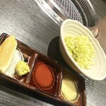 焼肉うしふじ - 塩キャベツ・調味料（レモン・わさび、タレ、ゆずだれ）