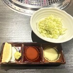 焼肉うしふじ - 塩キャベツ・調味料（レモン・わさび、タレ、ゆずだれ）