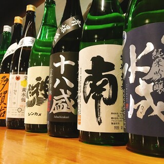 焼酎好きにこそ来てほしい、約100銘柄の品揃え