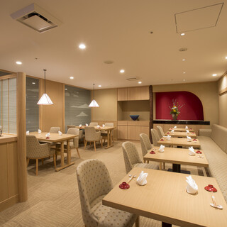 【9名〜最大19名様】暖簾を下げ半個室として利用可能(室料8,000円/室)