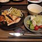 ブッフェ アンド カフェ ラ マレーア 三井ガーデンホテル汐留イタリア街 - ビザ、ハンバーグ、パスタ、コーンスープ、サラダ