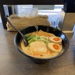 麺屋はる - 赤とんこつラーメンの煮玉子